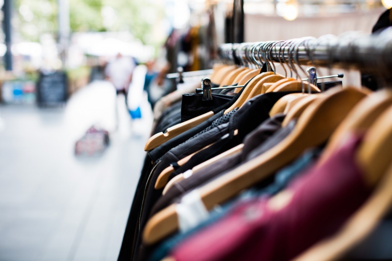 vente-VENCE-min_blur_close_up_focus_hanger_jacket_market_people_rack-1176303