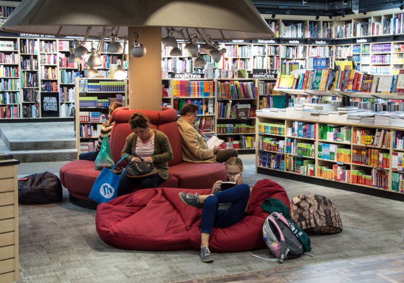 vente-VENCE-min_books_bookstore_book_reader_readers_reading_shop_sale_books-849006