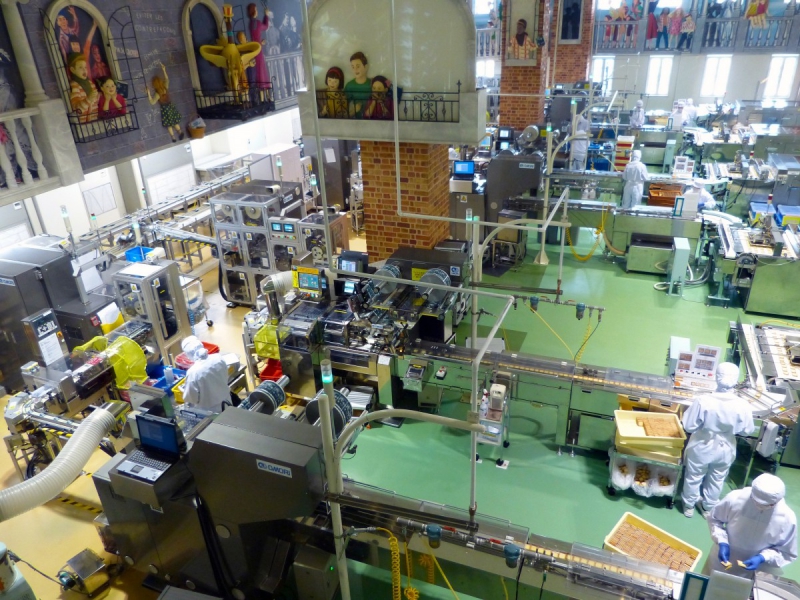 vente-VENCE-min_japan_sapporo_chocolate_factory_label_packaging_cookie_machine_operators-961509